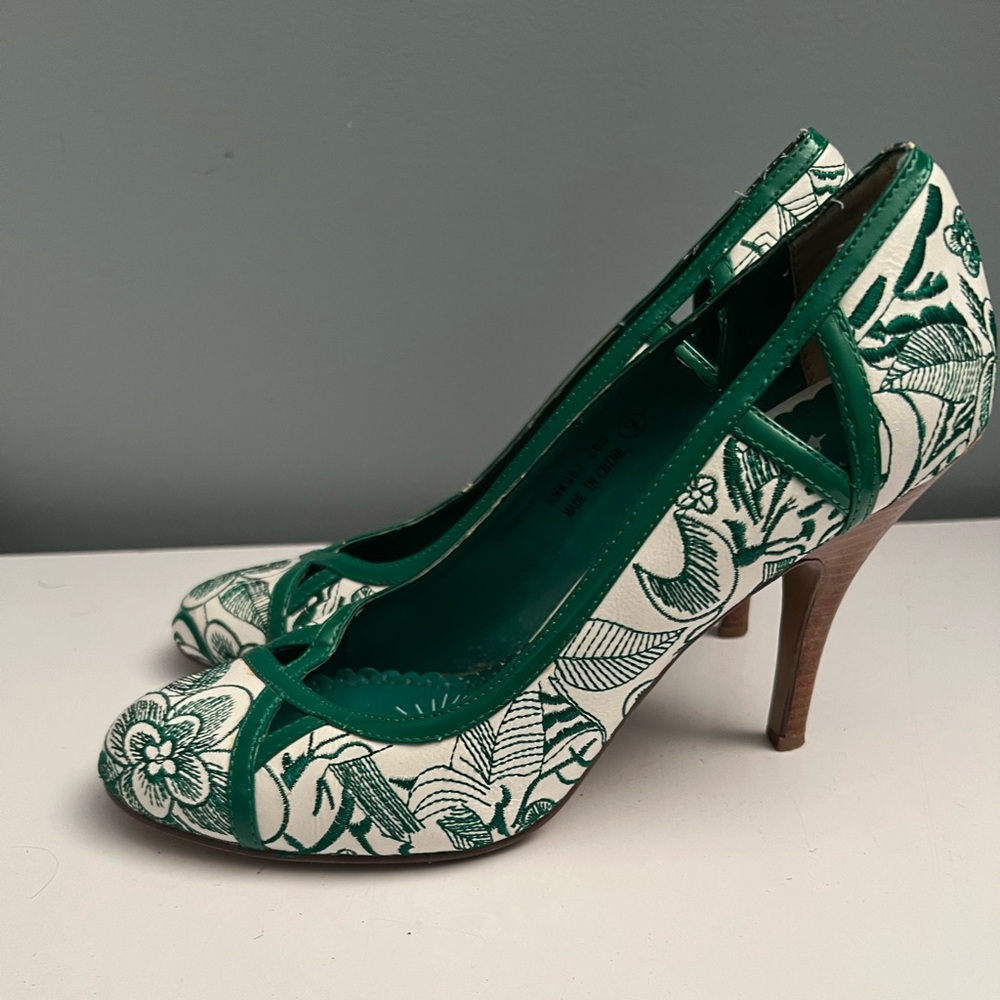 Gorgeous like new demure naughty monkey green and white floral heel.
